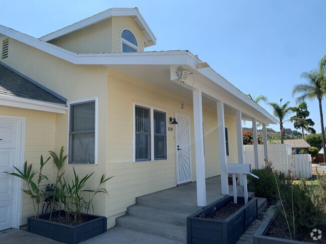 Building Photo - Beautiful 4 Bedroom/ 2.5 Bath Home with Hu...