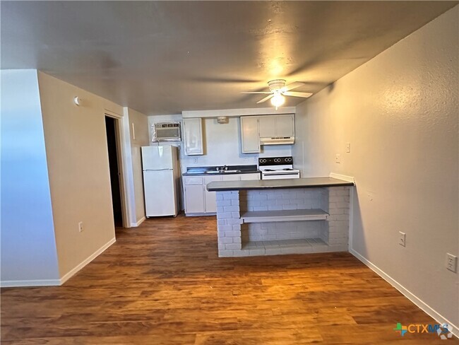 Building Photo - 1706 N Interstate 35 Unit 6 Rental