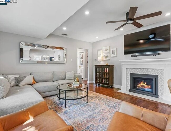 Photo - 161 Maiden Ln