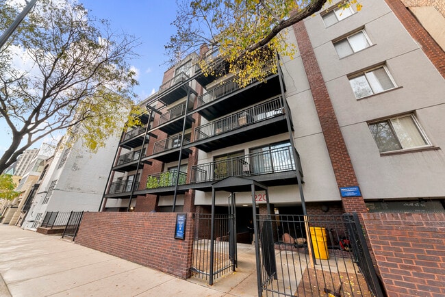 Building Photo - 1258 N La Salle Dr Unit A4