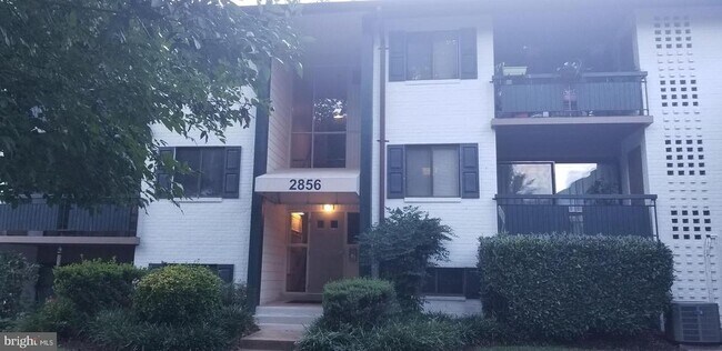 Building Photo - 2856 Dover Ln Unit 303 Rental