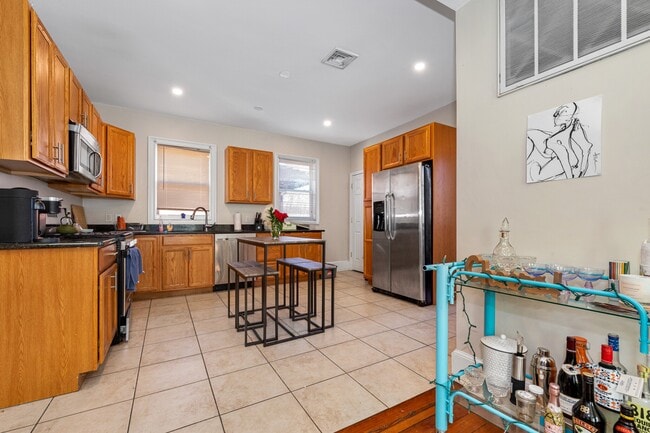 Building Photo - 226 Calumet St Unit 2