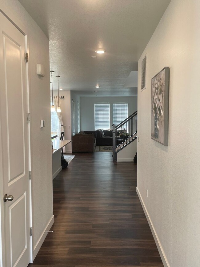 Photo - 656 Netta Dr