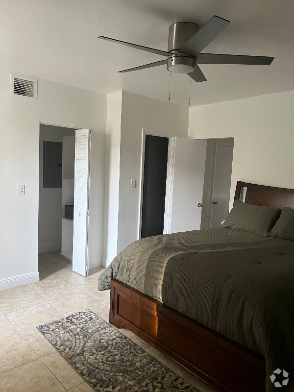 Building Photo - 147 N Kendall Dr Rental