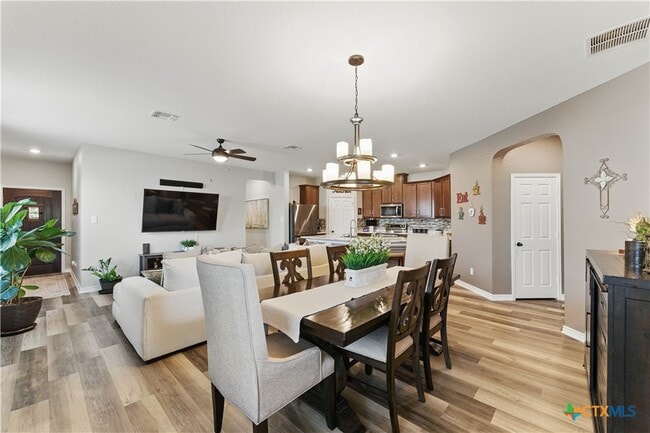 Photo - 304 Dakota Crk