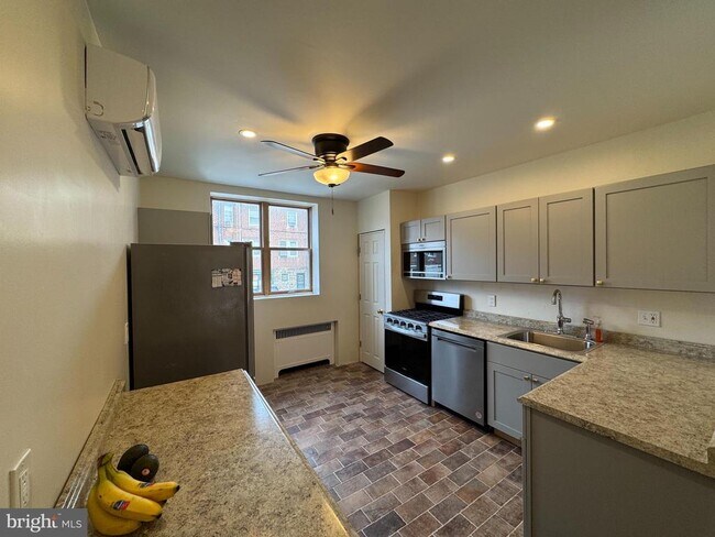 Photo - 6643 Sprague St