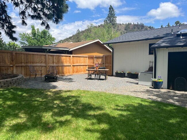 Photo - 665 NE 12th St