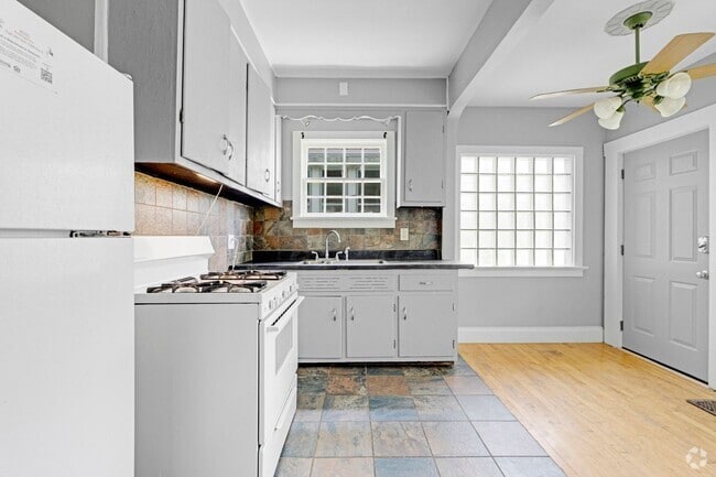 Building Photo - 833 Edgewater Ave Unit Apartment 1