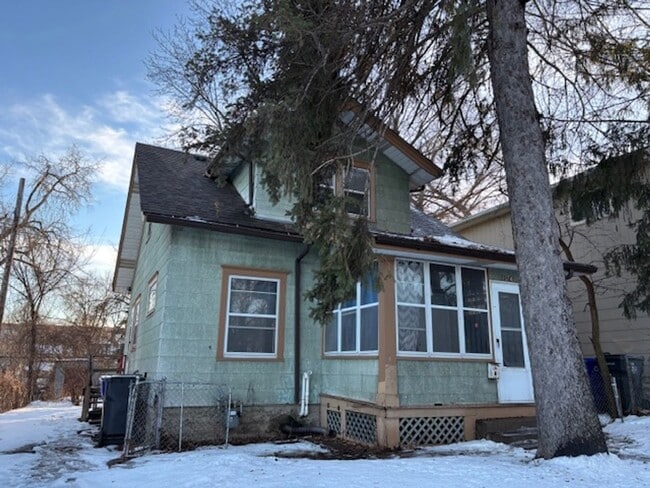 Building Photo - 3 BR/1 BA Single-Family Home in St. Paul!
