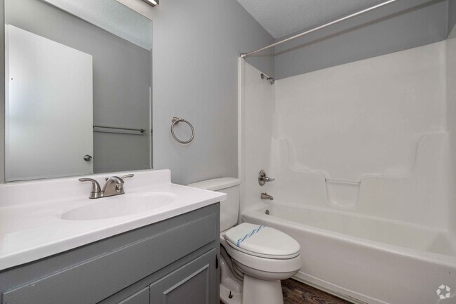2BR, 1BA - 825SF - Bathroom