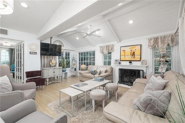 Photo - 302 Hascall Rd NW