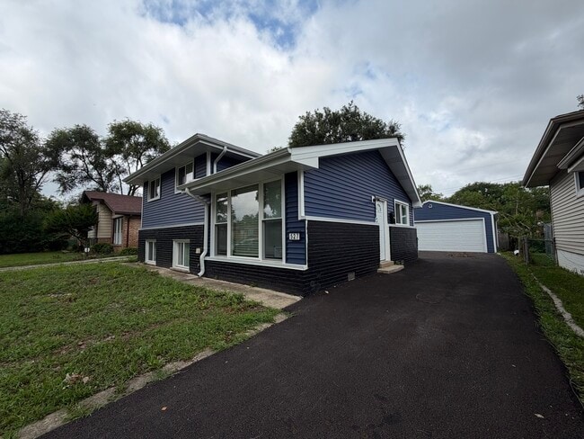 Photo - 527 W 16th Pl