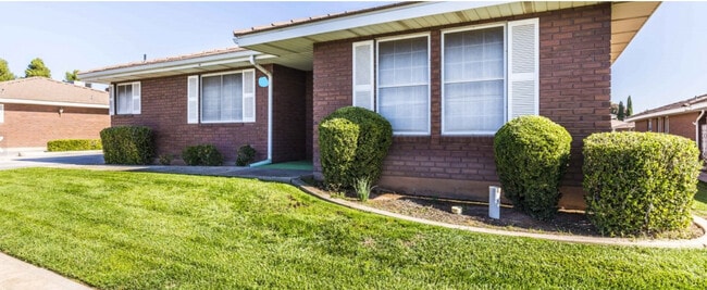 Building Photo - Awesome Shadowbrook Townhome in the Center of it all!