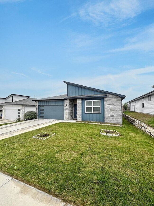 Beautiful 3-Bedroom Home with Spacious Yar... - Beautiful 3-Bedroom Home with Spacious Yar...