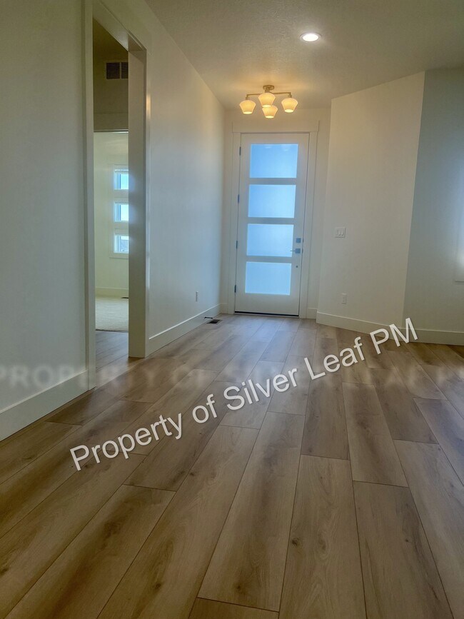475 E Chevy Dr