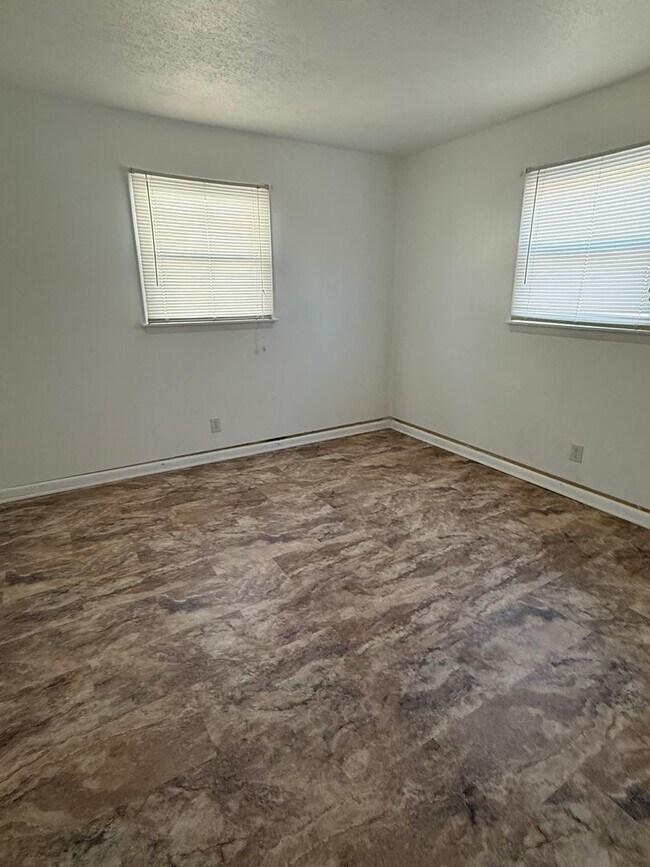 Photo - 101-103 N Redwood Ln