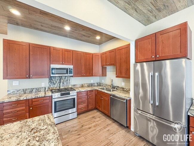Newly remodeled 4bed/2bath home w/upgrades! - Newly remodeled 4bed/2bath home w/upgrades!
