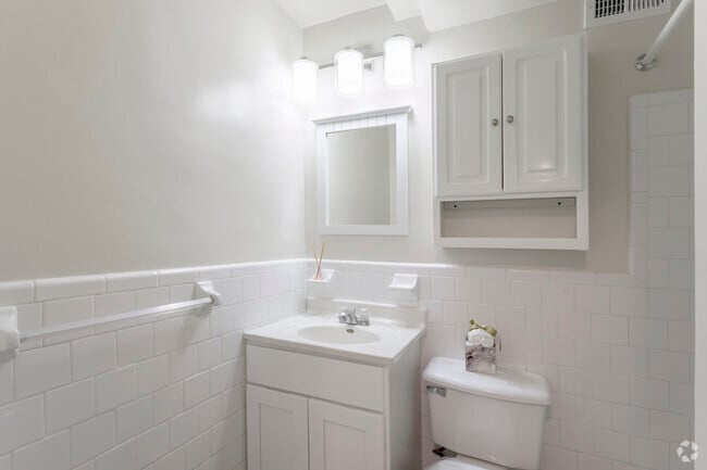 1 BR, 1 BA - 740 SF