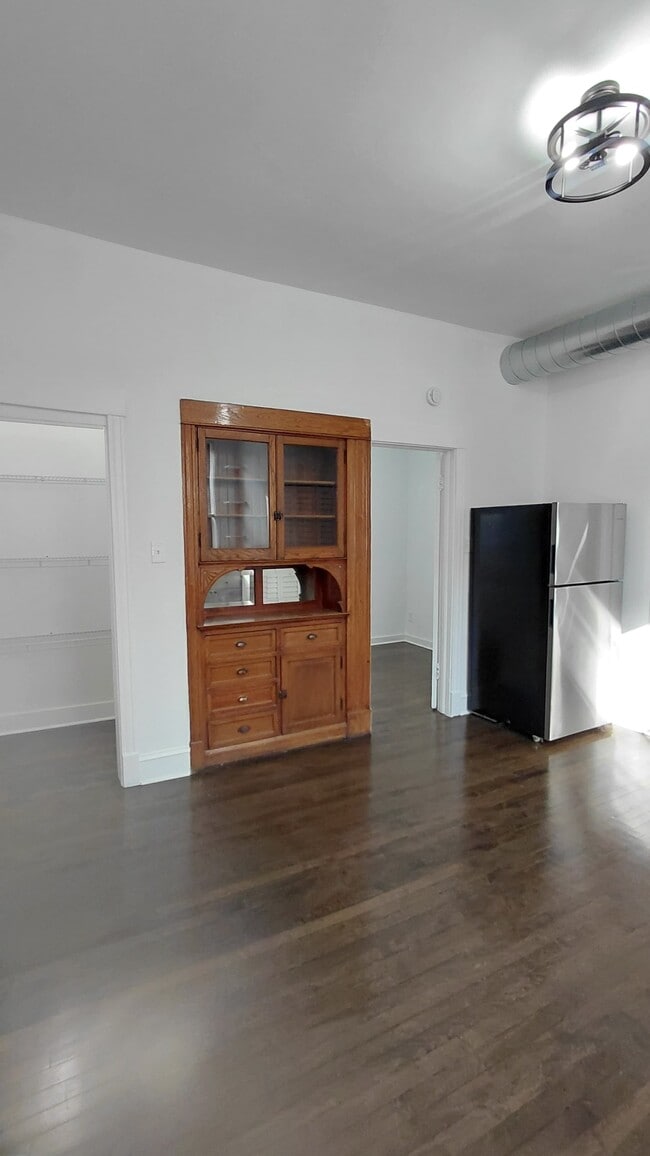 Building Photo - 2543 S Saint Louis Ave Unit 2r