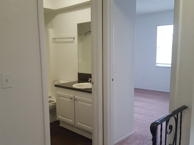 2-1 1/2 bath town home full bathroom - Oak Ridge Apartments