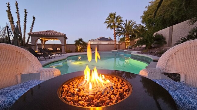 Fogata junto a la piscina - 7444 Forestdale Ct