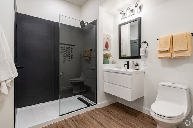 2BR, 2BA - 1,117SF - Bathroom - THE STATION at Trolley District