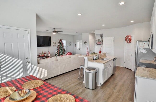 Photo - 6011 Macdona Ridge