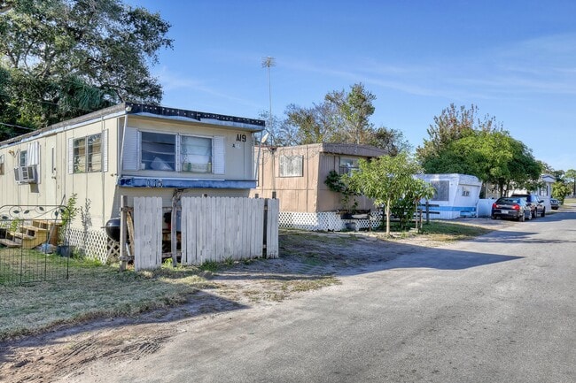 Photo - 1435 W King St