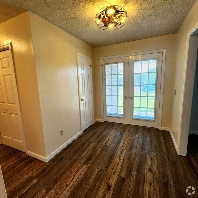 Building Photo - 636 Longview Rd Rental