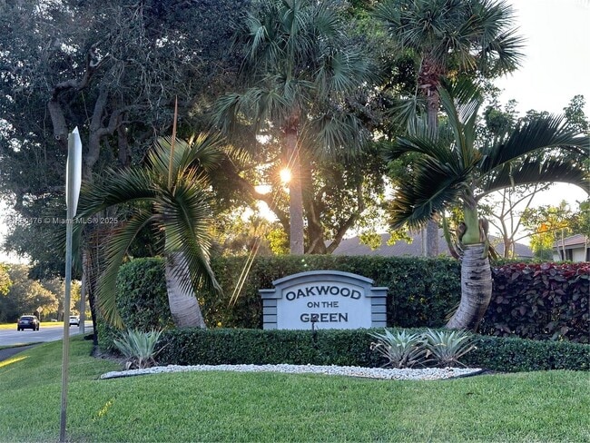Building Photo - 9865 Riverside Dr Rental