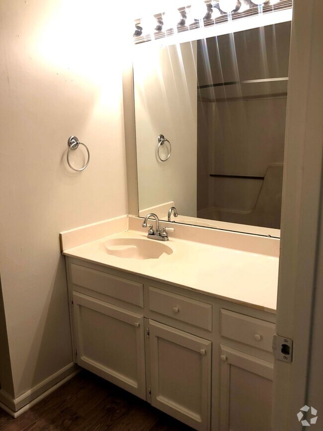 Building Photo - Spacious 1 BR/1 Bath Rental