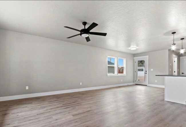 Photo - 465 S 3rd E St