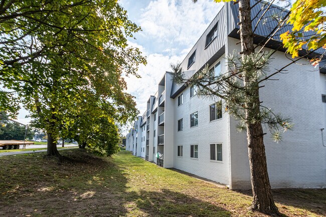 Photo - 301-341 Traynor Ave