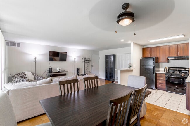 2 BR, 1 BA - 856 SF