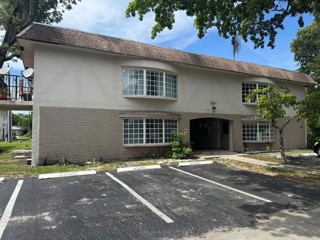 Building Photo - 5201 NW 18th St Unit 1F Rental