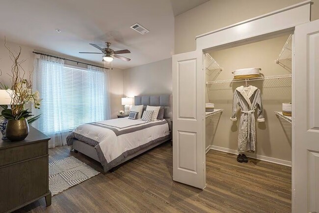 Photo - Modern Spaces + Lease Today & Save Unidad SNTA1