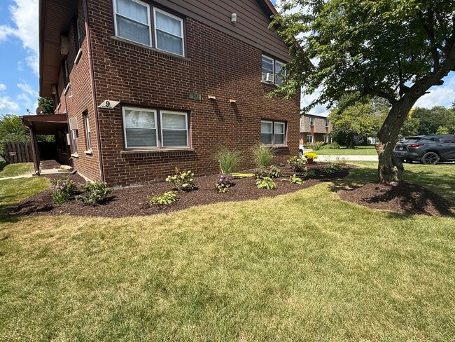 Building Photo - 9 N Whispering Hills Dr Unit Apt D