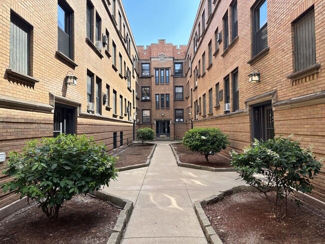 Building Photo - 824 W Cornelia