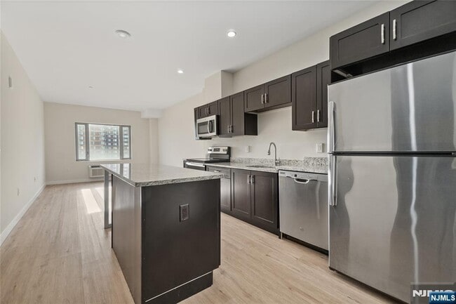 Building Photo - 69 Main St