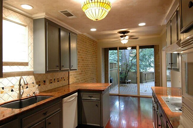 Photo - 201 Vanderpool Ln