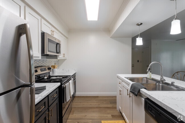 2BR, 1BA - 847SF