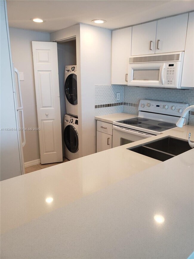 Photo - 600 NE 36th St Unidad 1116