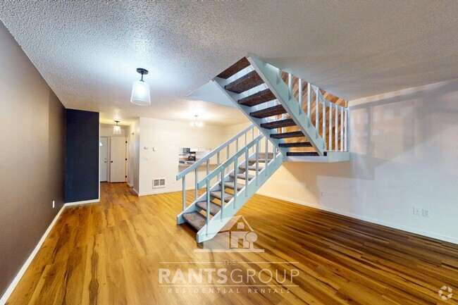 Building Photo - Lovely and spacious townhouse with a 1-car...