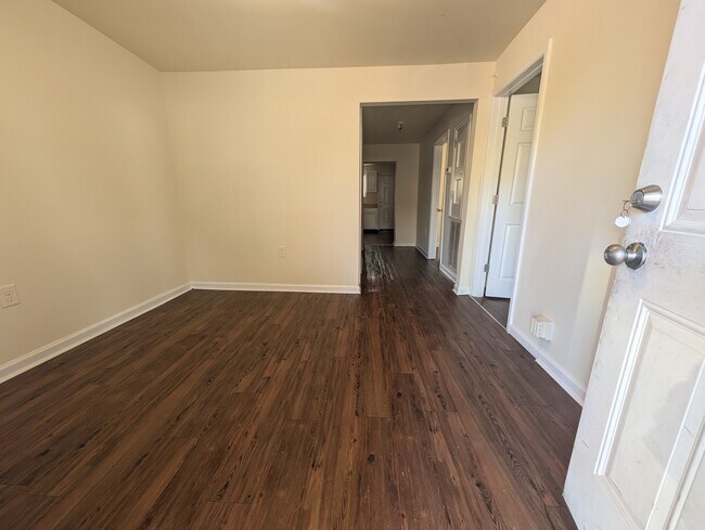 609 W 9th St