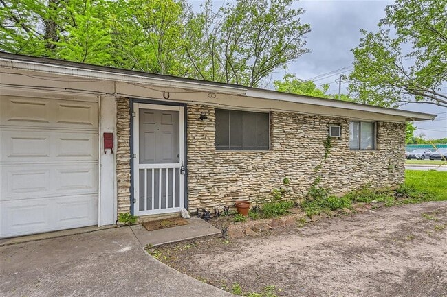 Photo - 210 W 51st St