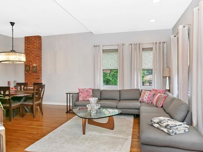 Building Photo - 532 Tremont St Unit 1