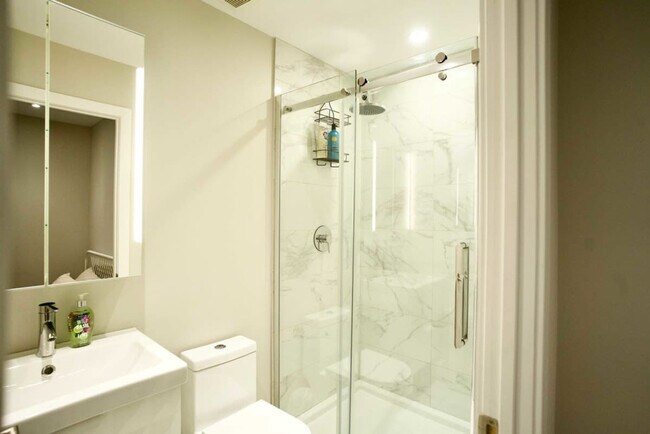 Photo - 3536 Rue Durocher Unit FL1-ID1294667P