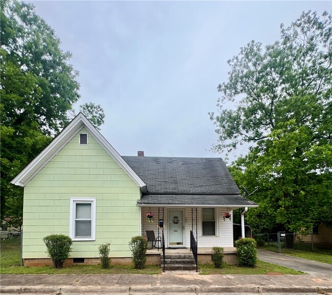 Building Photo - 204 G St