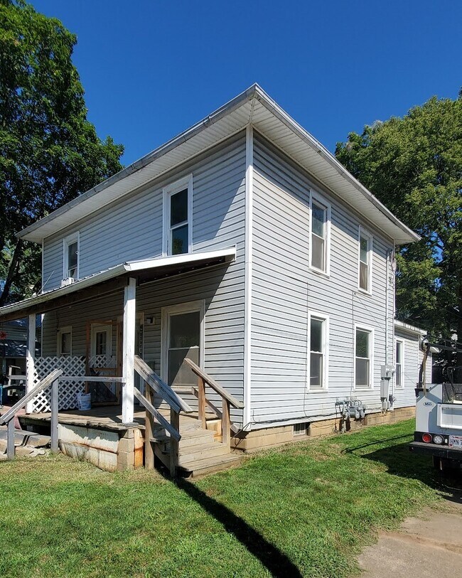 Exterior - 901 W Chestnut St Apartments Unit 901