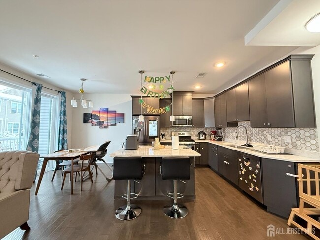 Building Photo - 102 Dickson Ct